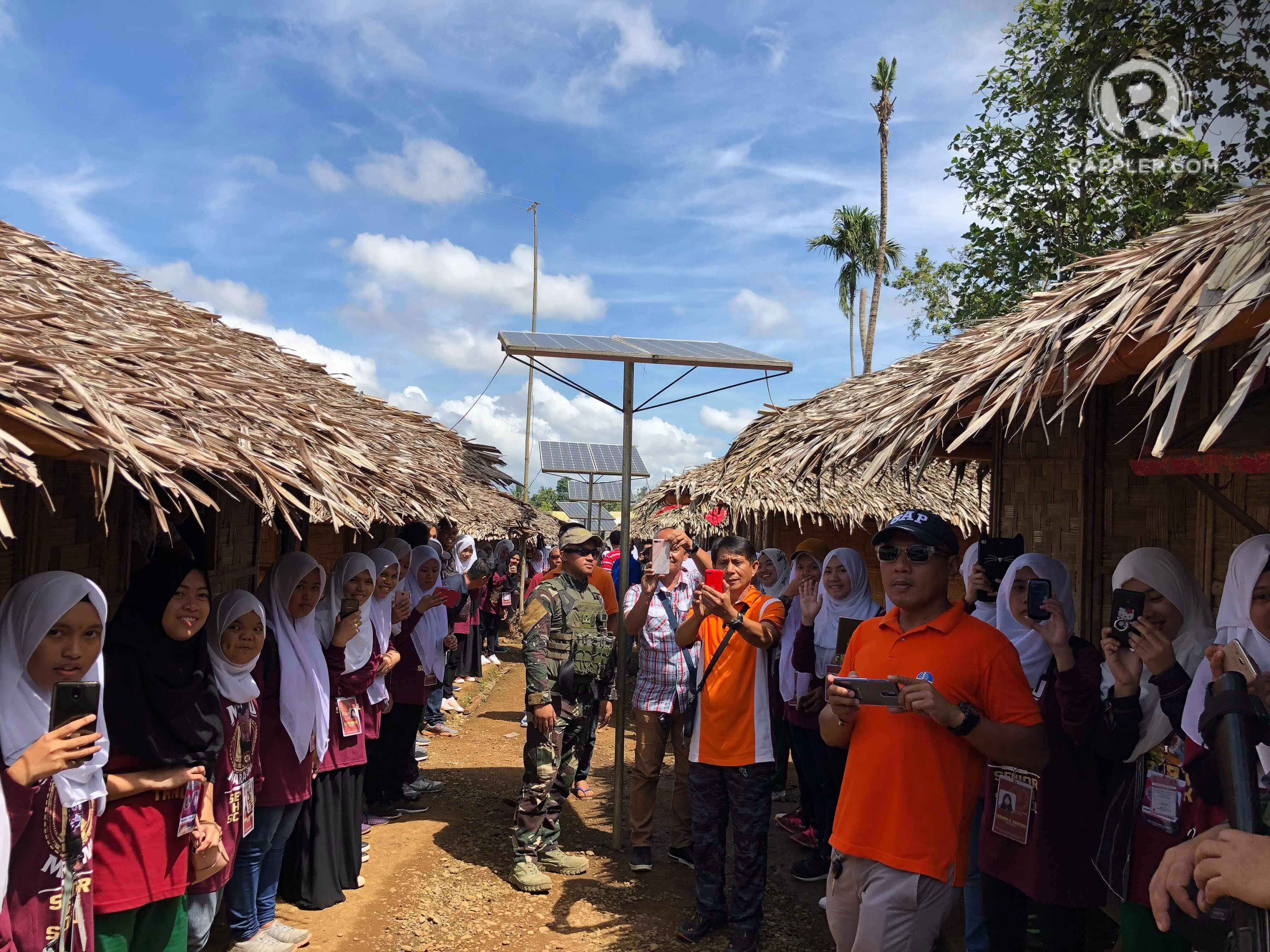 WARM WELCOME. The Maraoans welcome the De Leon family to the camp where relief goods are distributed. 