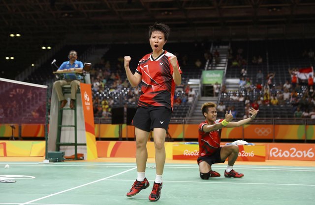 Pebulu tangkis Tontowi Ahmad (kanan) dan Liliyana Natsir meluapkan kegembiraannya saat mengalahkan pasangan merebut emas di nomor ganda campuran bulu tangkis Olimpiade Rio 2016 pada 17 Agustus 2016. Foto oleh Mike Blake/Antara/Reuters 