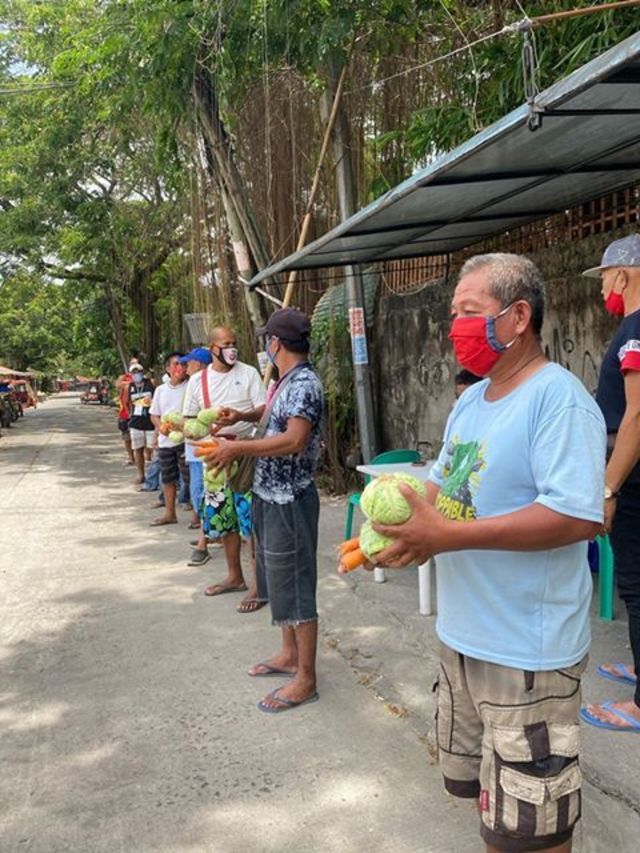 DONATION. Drivers in Bacolod City receive Project LNT's relief while practicing physical distancing. Photo by Project LNT. 