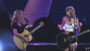 Watch Taylor Swift Sings Smelly Cat With Phoebe Buffay