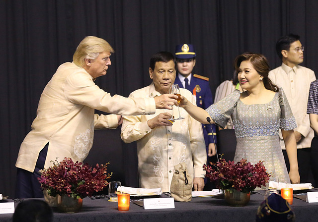 HOST AND HOSTESS. Philippine President Rodrigo Duterte and partner Honeylet Avanceña have a toast with US President Donald Trump at the ASEAN gala dinner on November 12, 2017. Photo from ASEAN Media Pool 