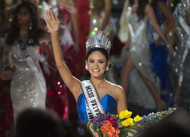 QUEEN'S WAVE. Miss Philippines Pia Alonzo Wurtzbach is crowned Miss Universe 2015 on stage during the 2015 MISS UNIVERSE show at Planet Hollywood Resort & Casino, in Las Vegas, California, on December 20, 2015. Valerie Macon/AFP 