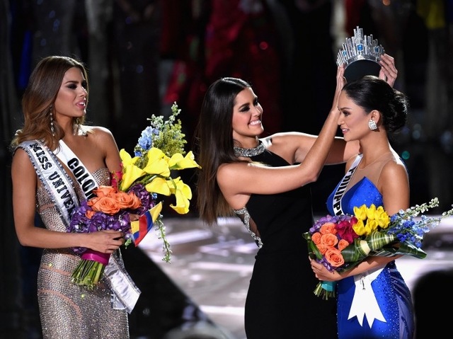 CORONATION. Miss Philippines 2015, Pia Alonzo Wurtzbach (R), reacts as she is crowned the 2015 Miss Universe by 2014 Miss Universe Paulina Vega (C) during the 2015 Miss Universe Pageant at The Axis at Planet Hollywood Resort & Casino on December 20, 2015 in Las Vegas, Nevada. Miss Colombia 2015, Ariadna Gutierrez, was mistakenly named as Miss Universe 2015 instead of First Runner-up. Ethan Miller/Getty Images/AFP 