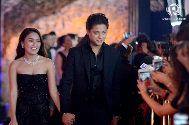 BLACK. Daniel in a sleek black suit with Kathryn by his side in 2016. File photo by Alecs Ongcal/Rappler 