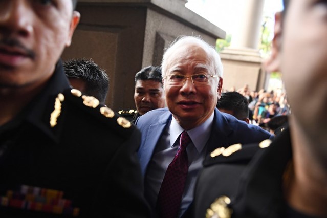 CHARGED. Former Malaysian prime minister Najib Razak (C) arrives for a court appearance at the Duta court complex in Kuala Lumpur on July 4, 2018. Photo by Mohd Rasfan/AFP 