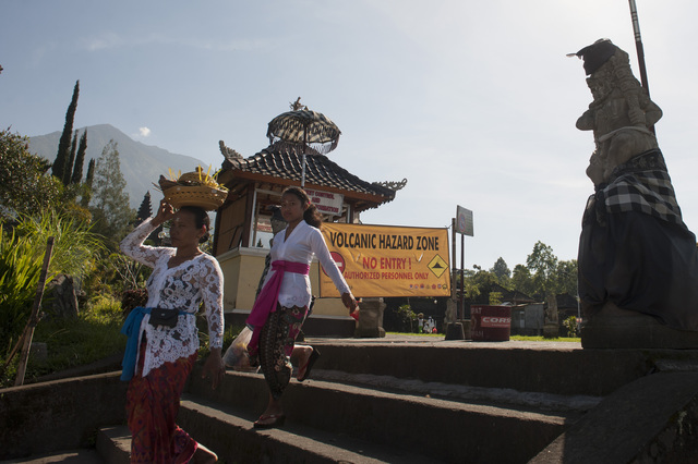 FOTO Warga Bali rayakan Galungan di tengah ancaman 