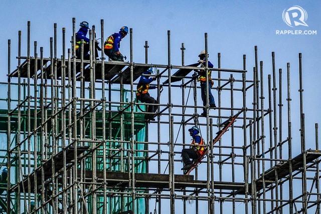 LABOR FORCE. Filipino laborers work on a project under the government's Build, Build, Build program, November 5, 2018. File photo by Maria Tan/Rappler 