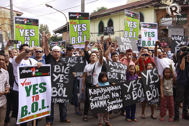 VOTERS. Members of the Muslim community rally outside the Golden Mosque in Quiapo, Manila as they join the start of campaign period for the ratification of the Bangsamoro Organic Law. Photo by Ben Nabong/Rappler