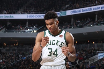 Bucks Blow Out Pistons Anew Take 2 0 Series Lead - 