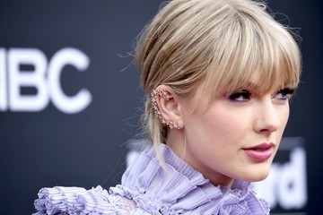 In Photos Red Carpet Looks At The Billboard Music Awards 2019
