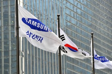 Smartphone Maker Samsung Backs Away From Planned Split