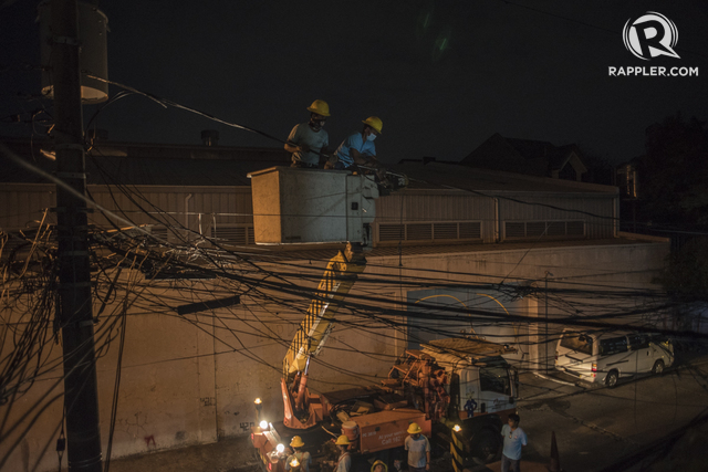 POWER. Meralco line installers repairing a power line after an electrical spark was reported in Mandaluyong City Photo by Rob Reyes / Rappler 