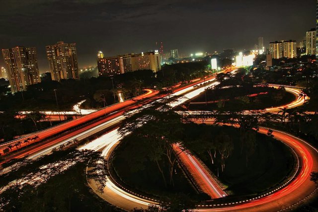 FOTO: Cantiknya Jembatan Simpang Susun Semanggi di malam hari