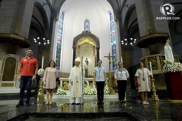 CONSECRATE. Five mayors from the cities of the Archdiocese of Manila attend the consecration of the Immaculate Heart of Mary in the Cathedral of Manila on May 13, 2020. With them is Bishop Broderick Pabillo, the apostolic administrator of the Archdiocese of Manila. Photo by Angie de Silva / Rappler    