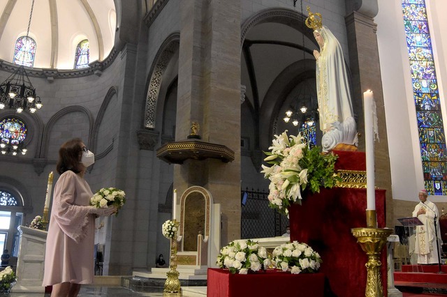 HAVE COMPASSION. The mayor of the city of Pasay, Emi Calixto-Rubiano, attends the consecration of the Immaculate Heart of Mary in the Cathedral of Manila on May 13, 2020, which is also the feast of Our Lady of Fatima. Photo by Angie de Silva / Rappler 