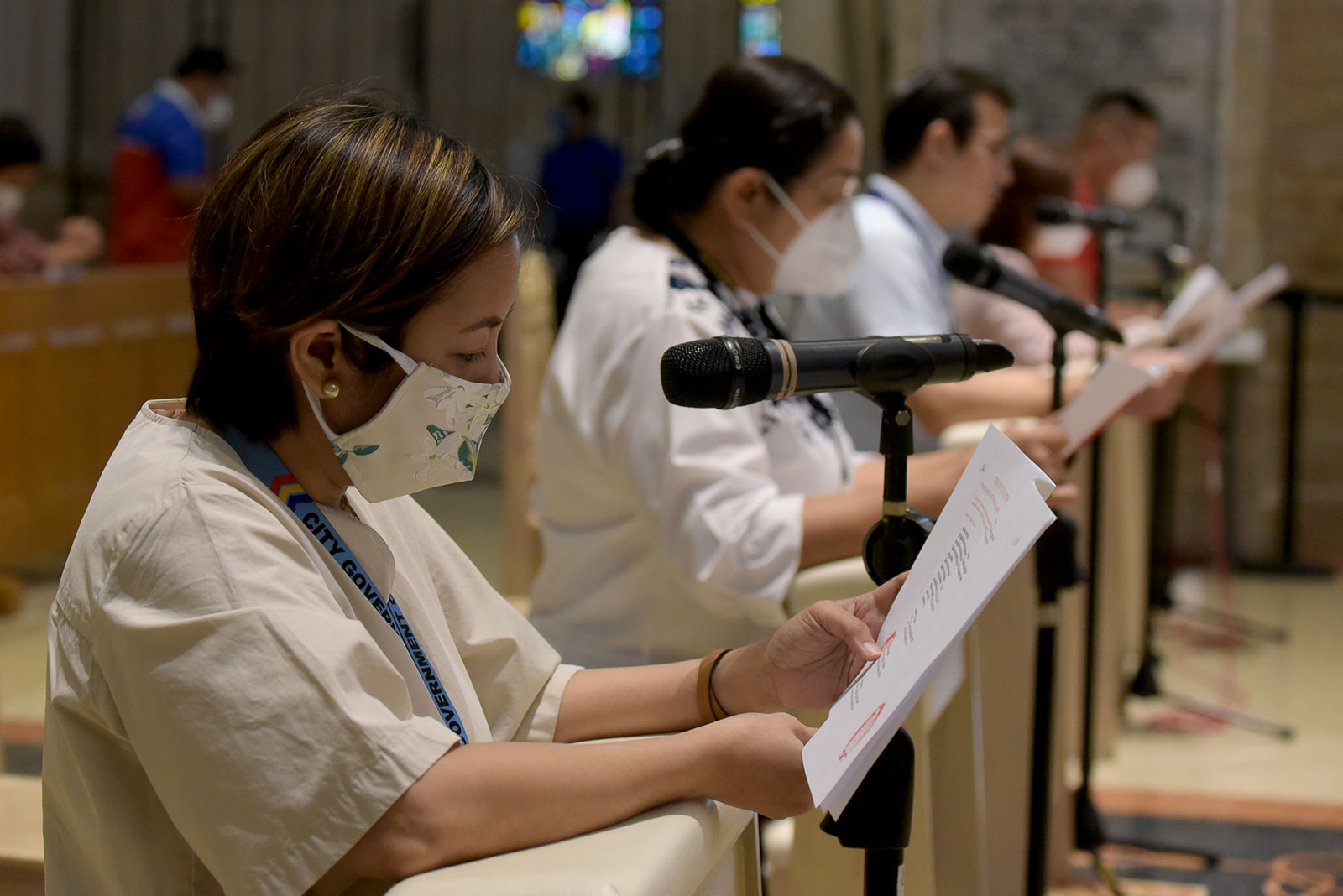 SENTENCE. Makati Mayor Abby Binay (foreground) joins 4 other Metro Manila mayors during the consecration of the Immaculate Heart of Mary at Manila Cathedral on May 13, 2020, which is also the feast of Our Lady of Fatima.
Photo by Angie de Silva / Rappler 