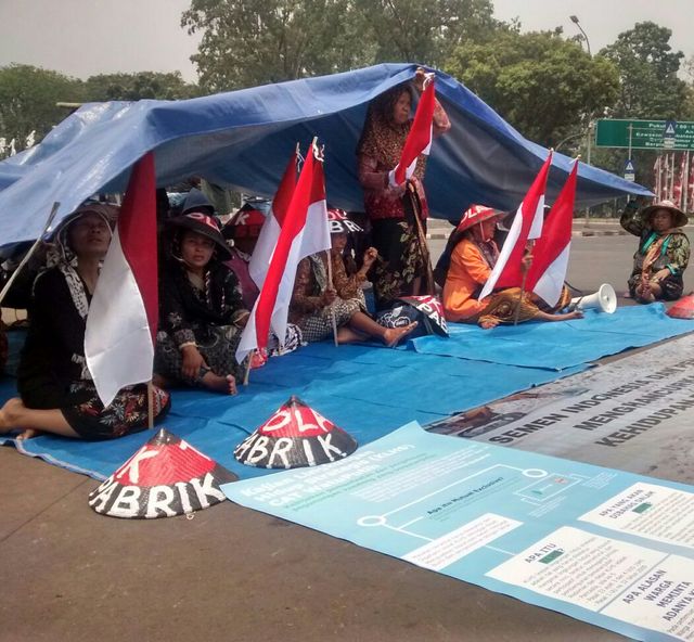  FOTO  Perlawanan petani Kendeng dengan tenda  di depan Istana