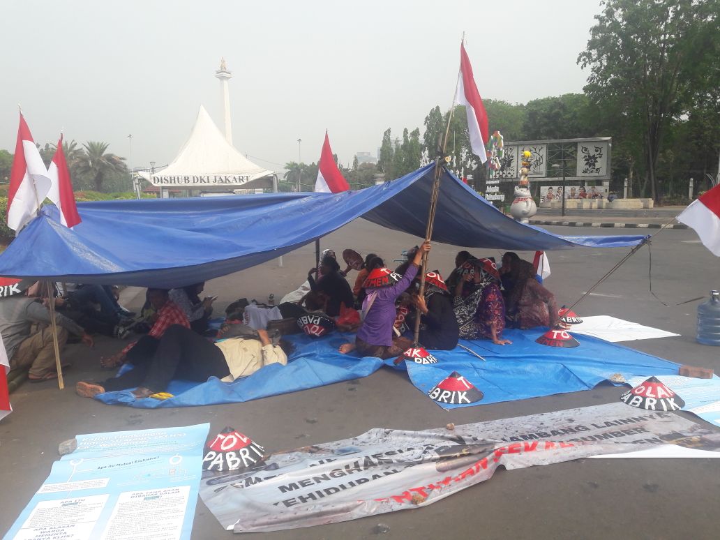  FOTO  Perlawanan petani Kendeng dengan tenda  di depan Istana