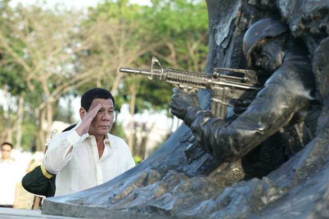 REMEMBERING HEROISM. President Rodrigo Duterte salutes the Marawi Heroes Memorial after leading its unveiling at the Libingan ng mga Bayani in Taguig City on March 21, 2019. Malacañang file photo 