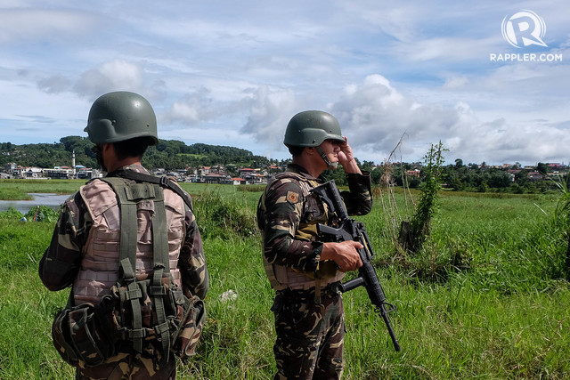 STANDING GUARD. Soldiers hold their position near the shoreline of Lake Lanao in Marawi City on Thursday, June 22,2017. Photo by Bobby Lagsa/Rappler 