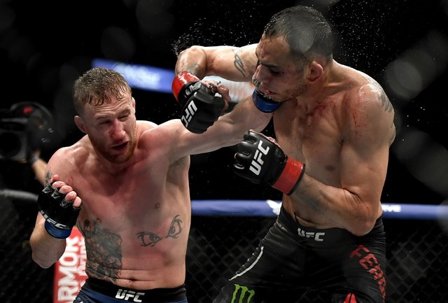 PUNCH OUT. Justin Gaethje (left) hits Tony Ferguson in his interim fight for the UFC lightweight title. Photo by Douglas P. DeFelice / Getty Images / AFP 