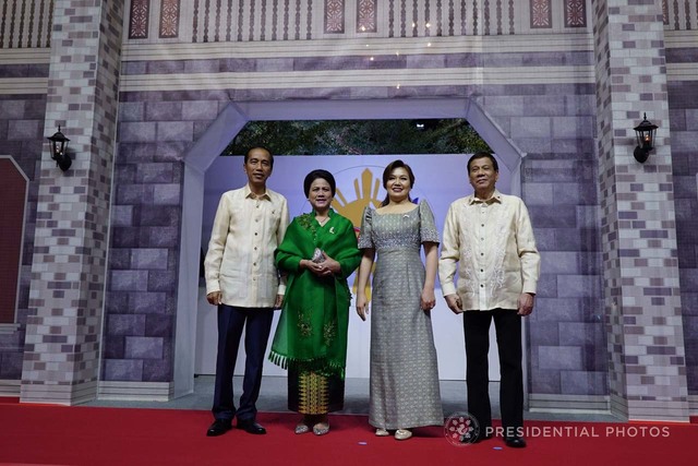 PARTNERS. Philippine President Rodrigo Duterte and Honeylet Avanceña pose for a photo with Indonesian President Joko Widodo and his wife, First Lady Iriana Joko Widodo. Malacañang photo 