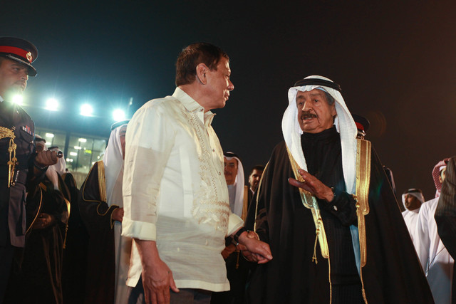 GULF TOUR. In this file photo, President Rodrigo Duterte speaks with a Bahraini official before boarding his flight bound for Qatar following a visit to Bahrain on April 14, 2017. Malacañang photo 