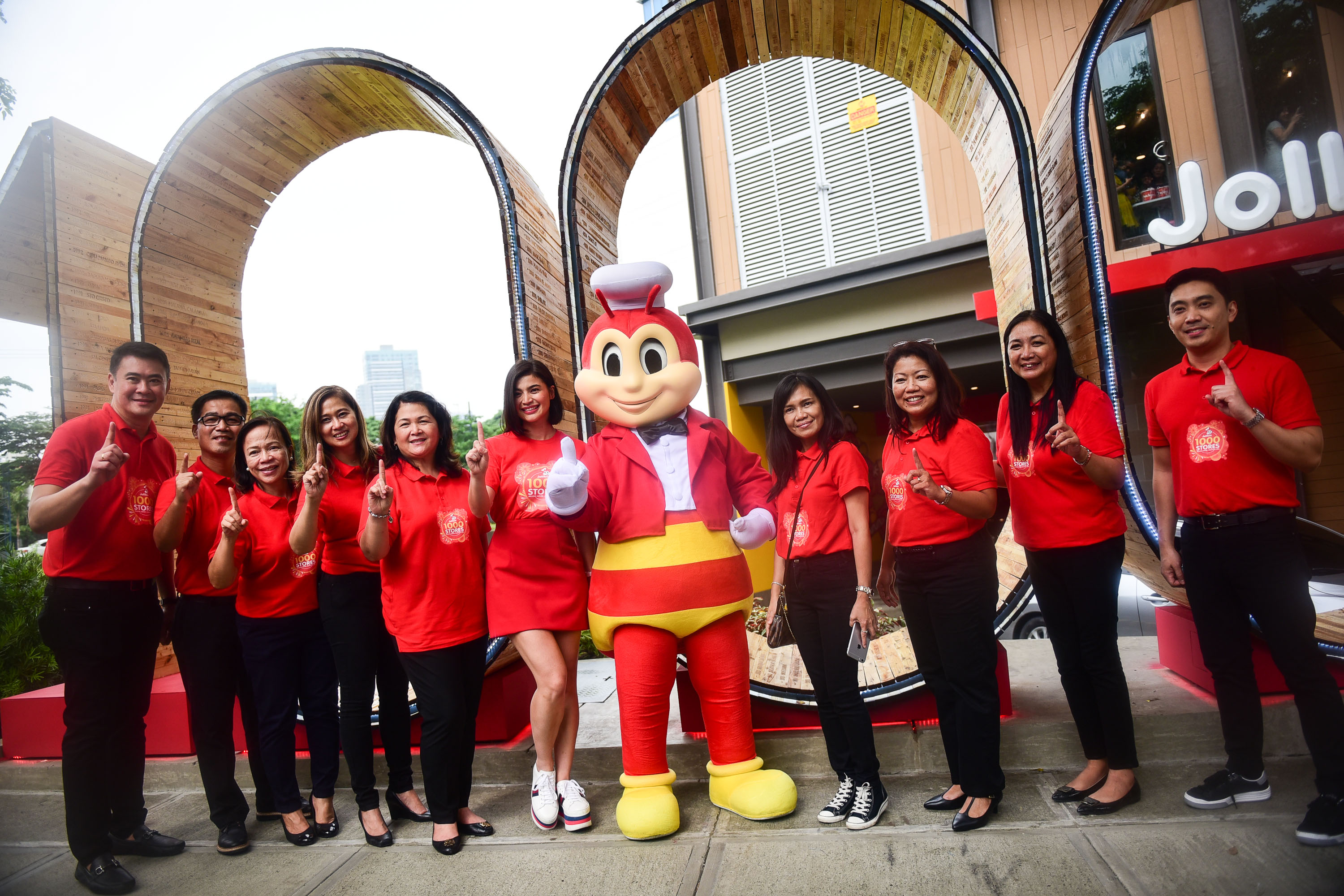 IN PHOTOS: Anne Curtis visits the 1,000th Jollibee store