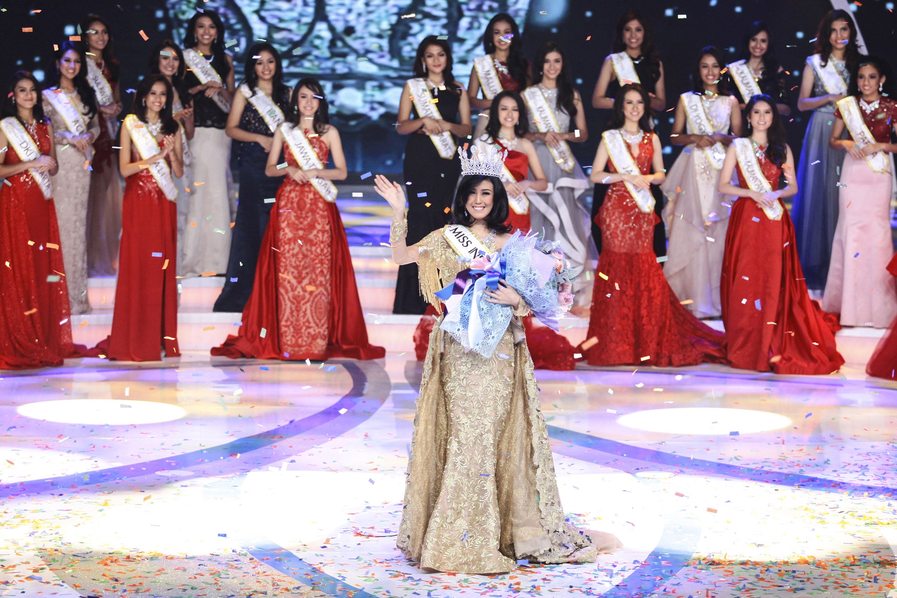 Miss Indonesia 2016 terpilih Natasha Mannuela melambaikan tangan seusai menerima mahkota pada malam Final Miss Indonesia
