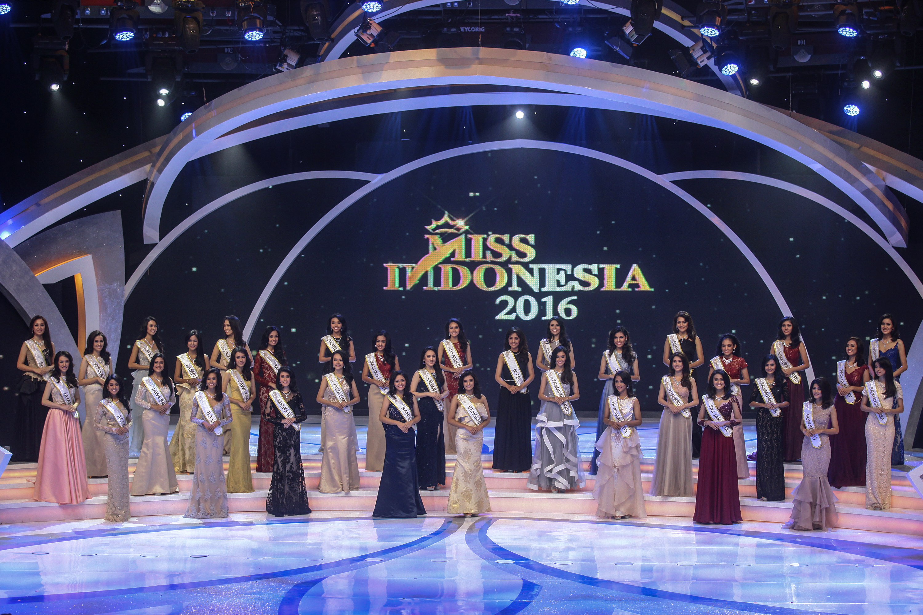 34 Peserta Miss Indonesia 2016 berpose diatas panggung pada malam Grand Finalis Miss Indonesia 2016 di