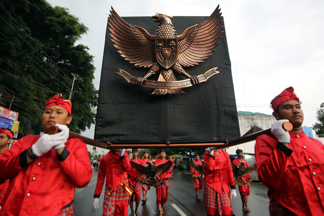 HARI LAHIR PANCASILA. Sejumlah seniman membawa lambang Garuda Pancasila saat Kirab Grebeg Pancasila di Blitar, Jawa Timur, pada 31 Mei 2017. Foto oleh Irfan Anshori/Antara