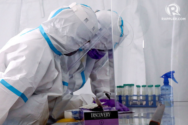 TESTS. Mandaluyong City health workers collect specimen samples after a COVID-19 test on April 16, 2020. Photo by Darren Langit / Rappler 