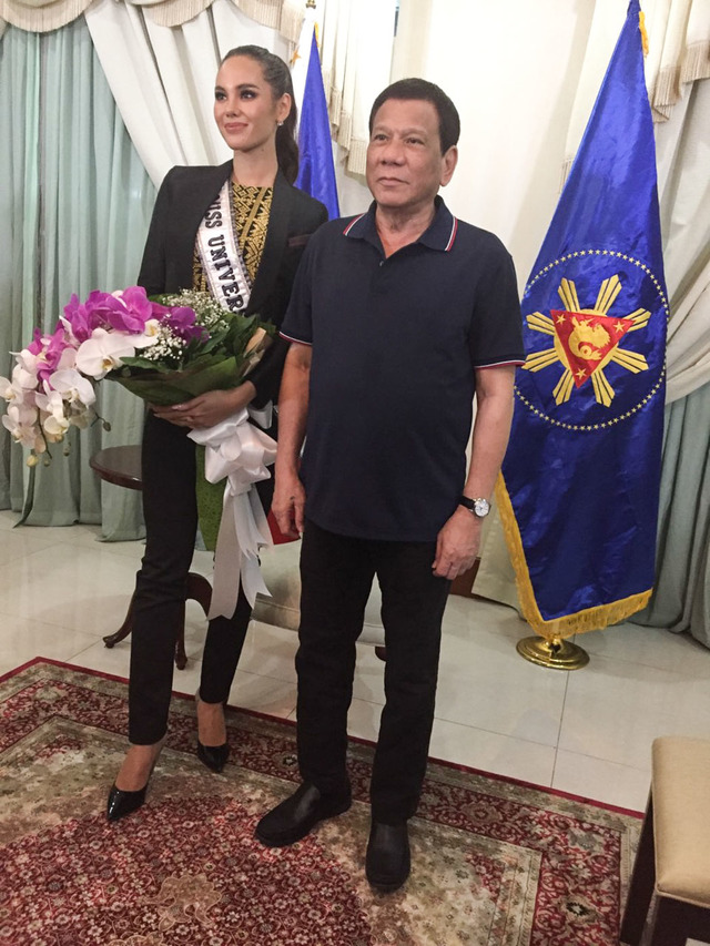 2018 | MISS UNIVERSE | CATRIONA GRAY - Page 24 MsU-Catriona-Gray-meets-PDuterte-December-20-2018-6_39296D32489147E68BBE4A9334A6AA8C