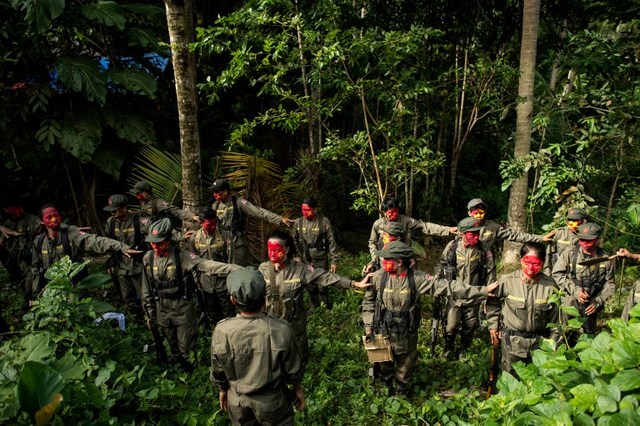 GREATER DISSENT. In this file photo taken on July 30, 2017, guerrillas of the New People's Army stand in formation in the Sierra Madre mountain range, located east of Manila. File photo by Noel Celis/AFP  