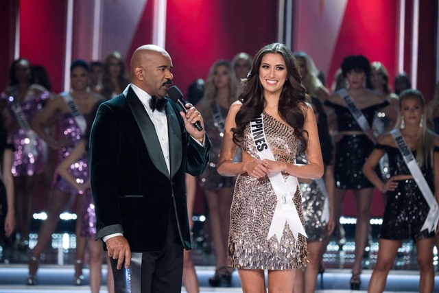 Rachel Peters being interviewed by host, Steve Harvey. Photo by the Miss Universe Organization 