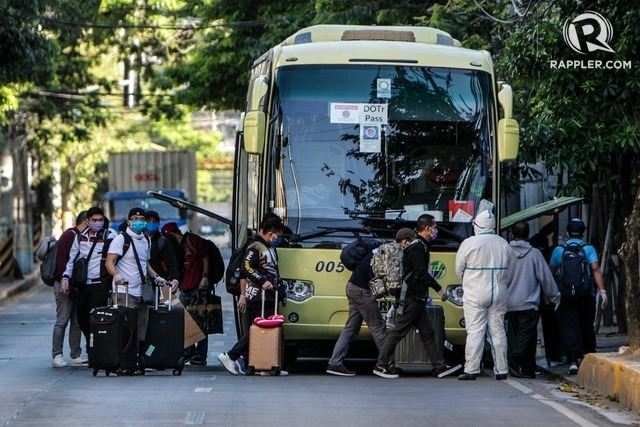 HELP. A health department quarantine team assists repatriated Filipino workers from different countries to a hotel isolation facility in Manila on April 2, 2020. Photo by Ben Nabong / Rappler 