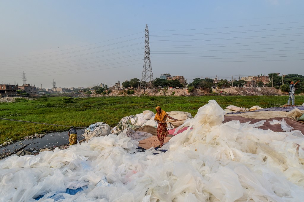 Bangladesh court orders government to ban singleuse plastics