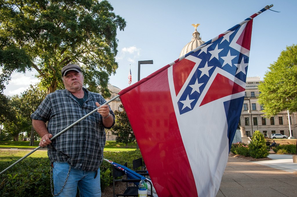Mississippi votes to remove Confederate symbol from state flag.
