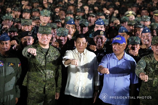 TIME TO CHANGE RULES? President Rodrigo Duterte poses for a photo with AFP and PNP personnel during a visit to the Edwin Andrews Air Base in Sta Maria, Zamboanga City on March 10, 2018. Malacañang file photo 