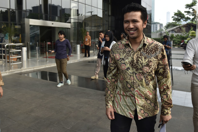 TINGGALKAN GEDUNG. Bupati Trenggalek Emil Dardak meninggalkan Gedung Merah Putih KPK usai bertemu dengan pimpinan KPK di Jakarta, Jumat, 3 November. Foto oleh Puspa Perwitasari/ANTARA 