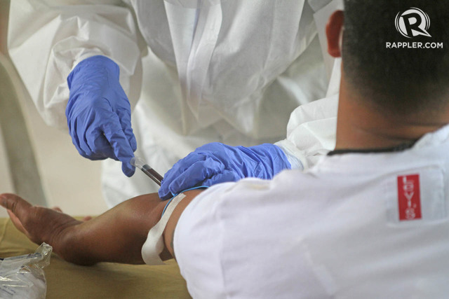 QUICK TEST A Cebu City resident has blood drawn for an antibody test. Photo by Gelo Litonjua / Rappler 