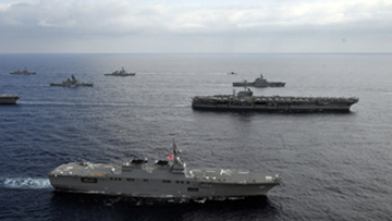 The Hyuga dengan CVN George Washington.  USN foto