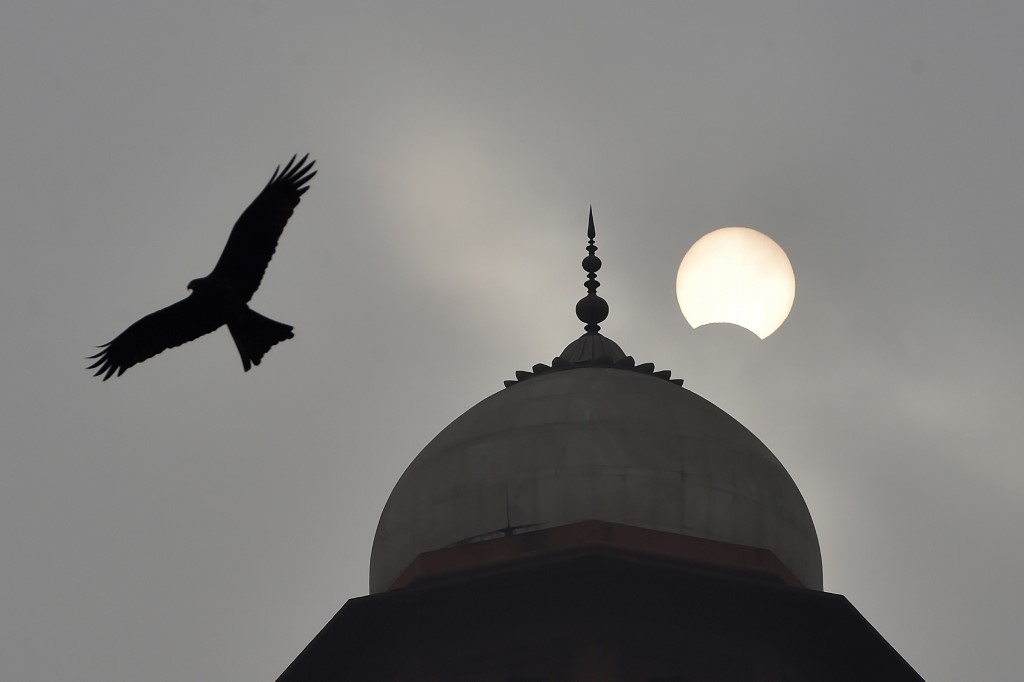 IN LAHORE. The moon begins to cover the sun during a rare 'ring of fire' solar eclipse, while an eagle flies past, at Badshahi mosque in Lahore on December 26, 2019. Photo by Arif Ali/AFP) 