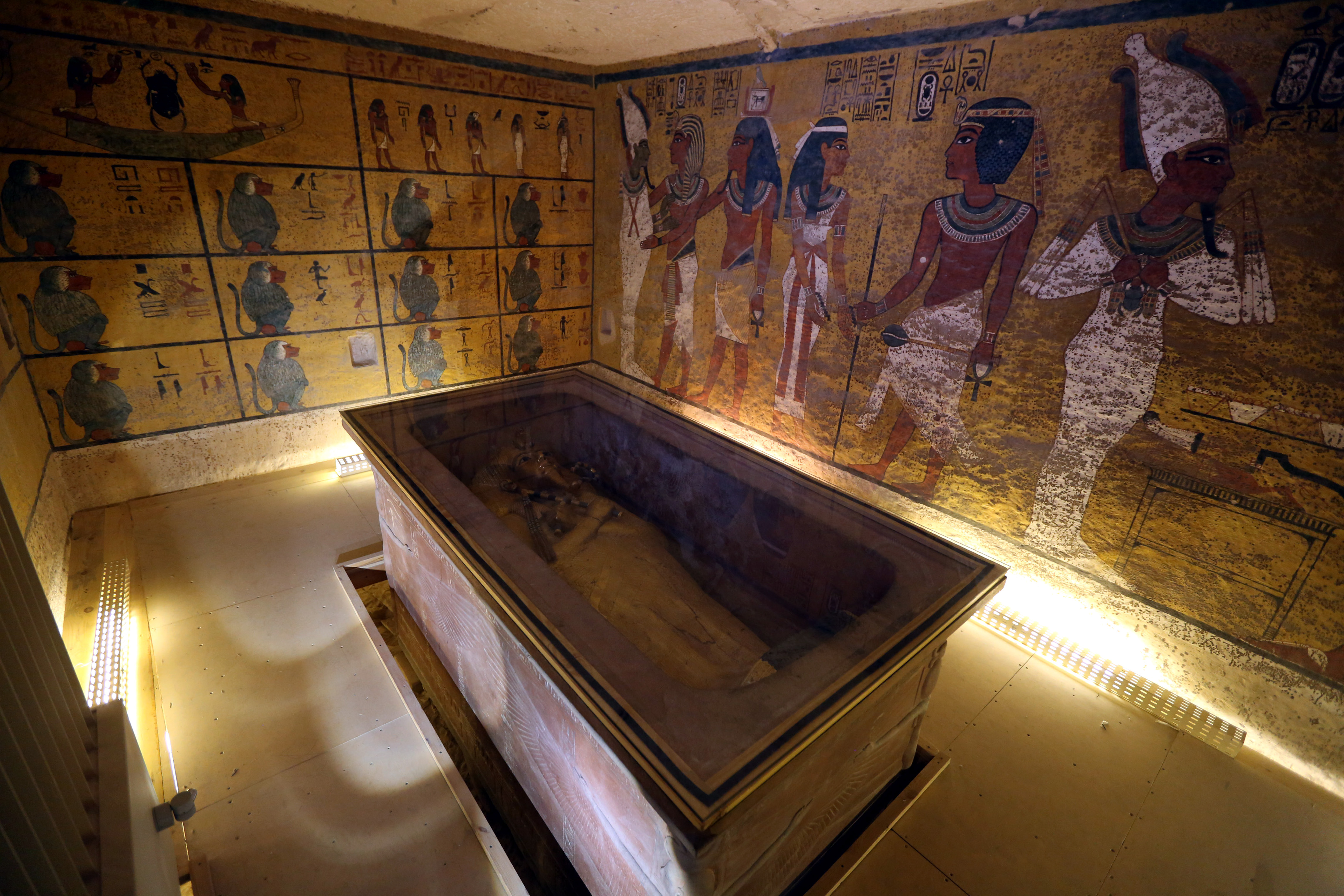 Усыпальницы пирамиды в древнем египте. Гробница фараона Тутанхамона. Гробница Тутанхамона в Египте. Гробница Нефертити. Фараон Тутанхамон саркофаг.