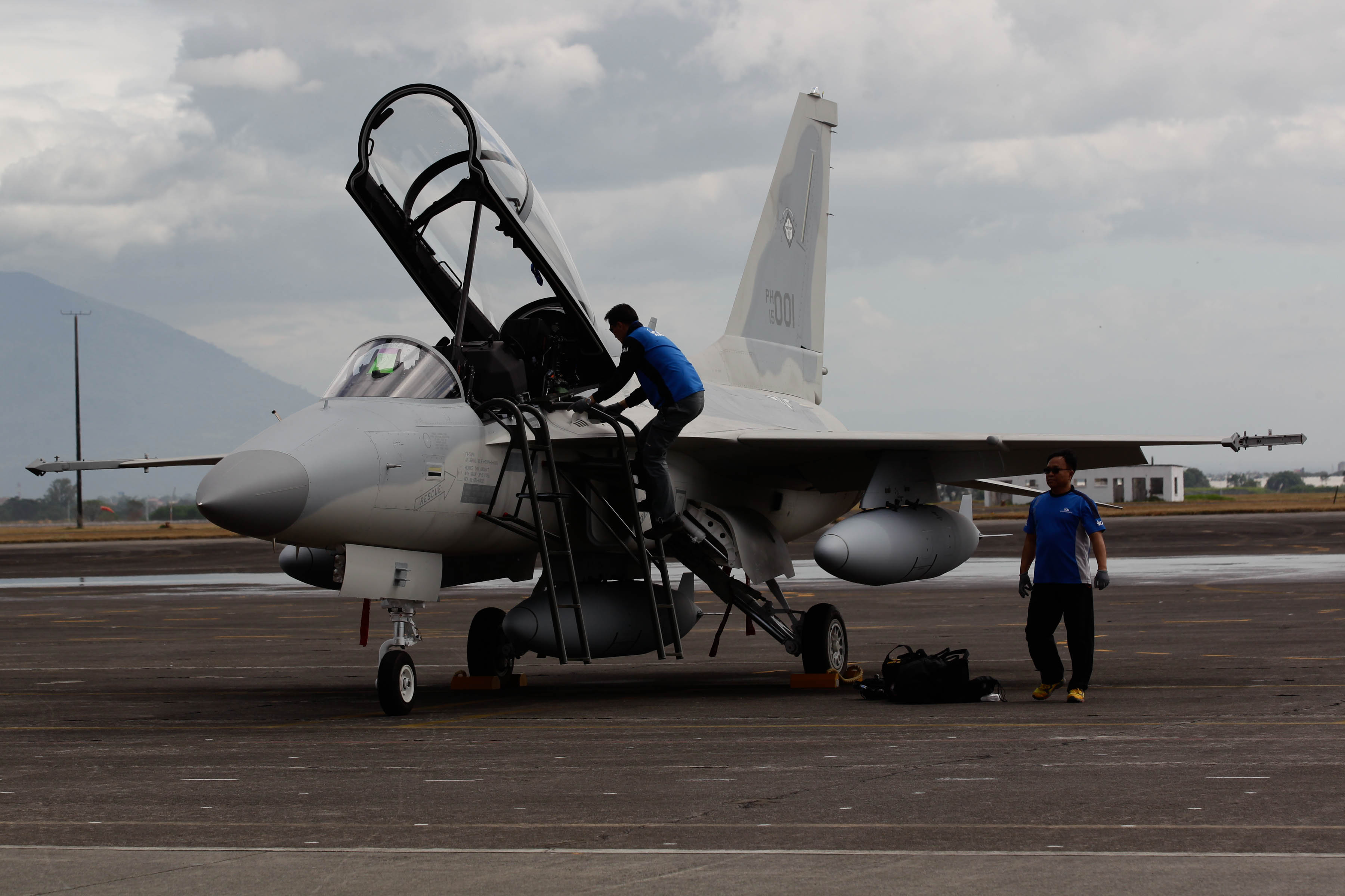 Ph Air Force Returns To Supersonic Age Fighter Jets Arrive In Clark