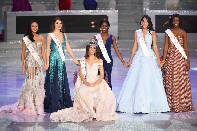 CONTINENTAL QUEENS. Miss Mexico Vanessa Ponce de Leon (C)  is jopined by runner-up Miss Thailand Nicolene Pichapa Limsnukan (L), Miss Belarus Maria Vasilevich (2L), Miss Jamaica Kadijah Robinson (3R), Miss Panama Solaris Barba (2R) and Miss Uganda Quiin Abenakyo (R) in Sanya on the tropical Chinese island of Hainan on December 8, 2018. Photo by Greg Baker / AFP    