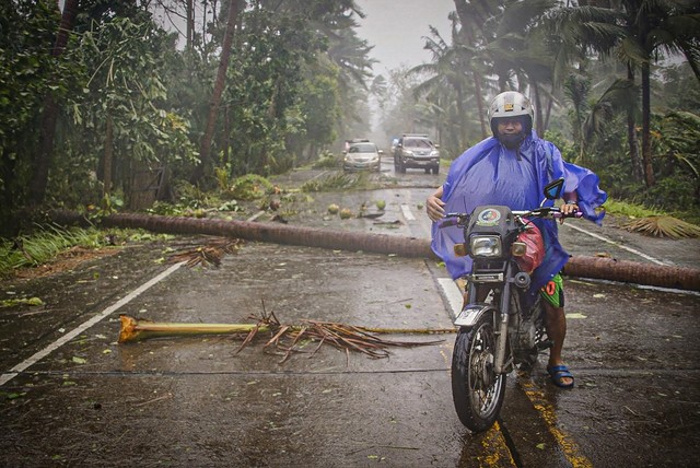 https://assets.rappler.com/F3FFB602F3A64FA9958FE53B75907487/img/242877544A0F4347B2054F5C2397714C/eastern-samar-typhoon-ambo-afp-may-14-2020-002_242877544A0F4347B2054F5C2397714C.jpg