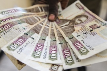 Kenya Freezes Key Money Transfers To Somalia Over Suspected A Man Displays 1 000 Kenyan Shillings Notes In Nairobi Kenya 03 June 2017