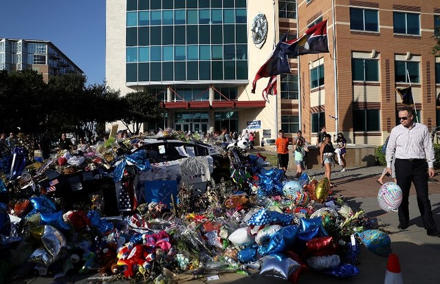 Funerals begin for slain Dallas police officers