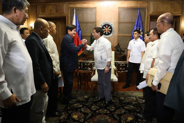 PALACE MEETING. President Rodrigo Duterte meets with RAM members, including its leader Senator Gringo Honasan, in Malacañang. Presidential photo  